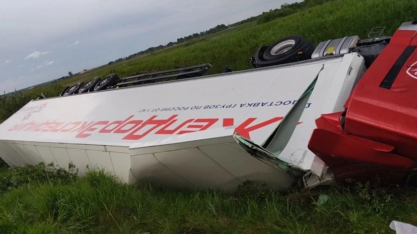 В Голышмановском округе фура с полуприцепом улетела в кювет на крутом повороте