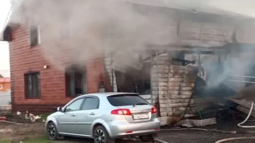 Ночной пожар в Тюменской области повредил жилой дом и автомобиль