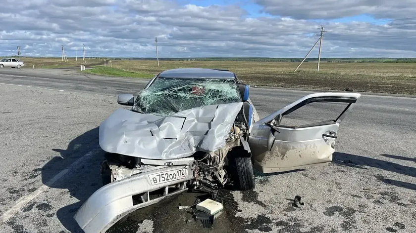 Семь человек получили травмы при столкновении двух автомобилей на тюменской трассе