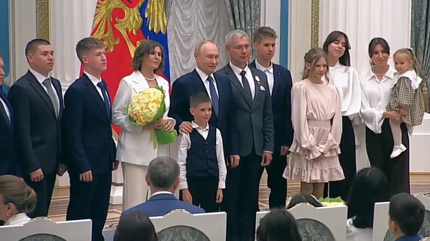 Владимир Путин вручил орден «Родительская слава» многодетной семье из Тюмени