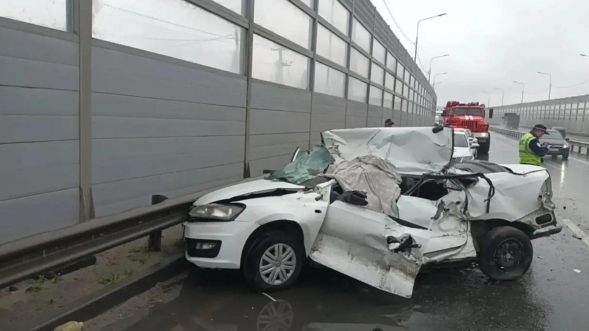 Под Тюменью при столкновении с фурой погиб водитель легковушки