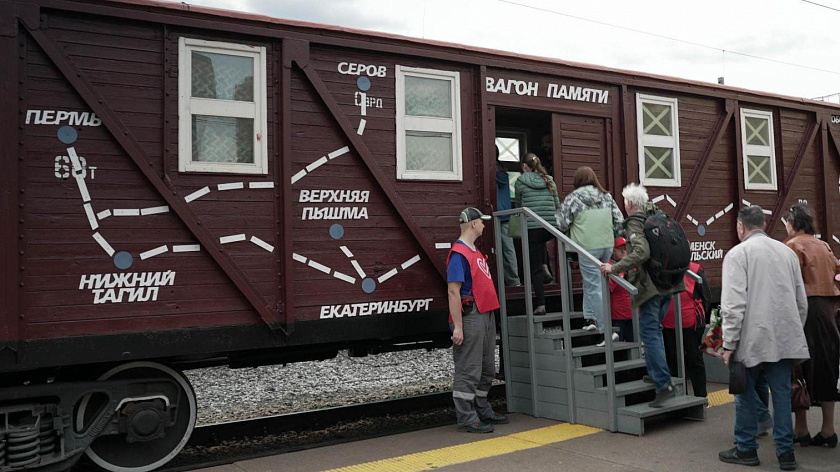 Сотни тюменцев встретили поезд «Эшелон Победы»