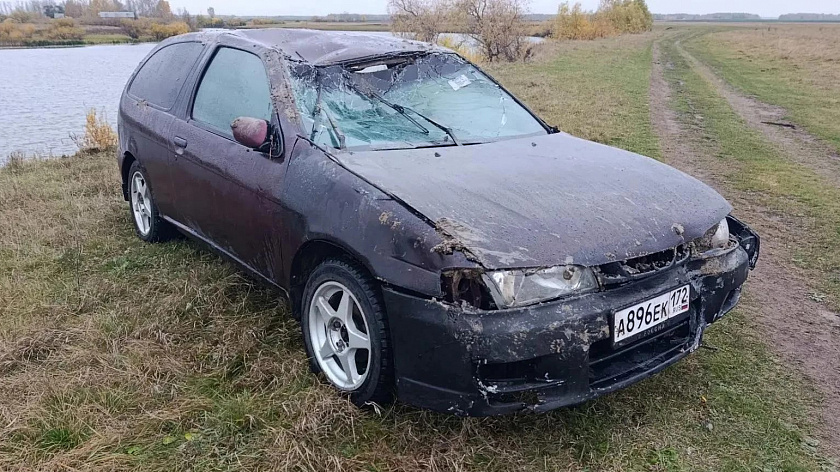Автомобиль «Ниссан» упал в реку Алабуга в Тюменской области