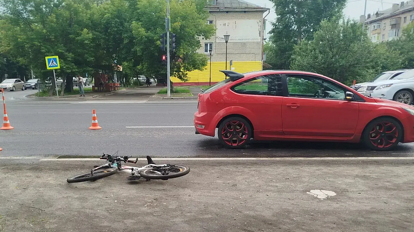 В Тюмени велокурьер-подросток попал под колеса иномарки в свой первый рабочий день