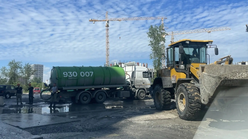 Жители Калининского района Тюмени пожаловались на затопление единственного проезда к домам