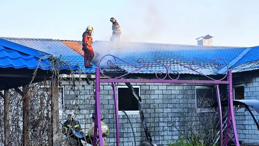 Тюменские спасатели потушили крупный пожар в селе Ембаево