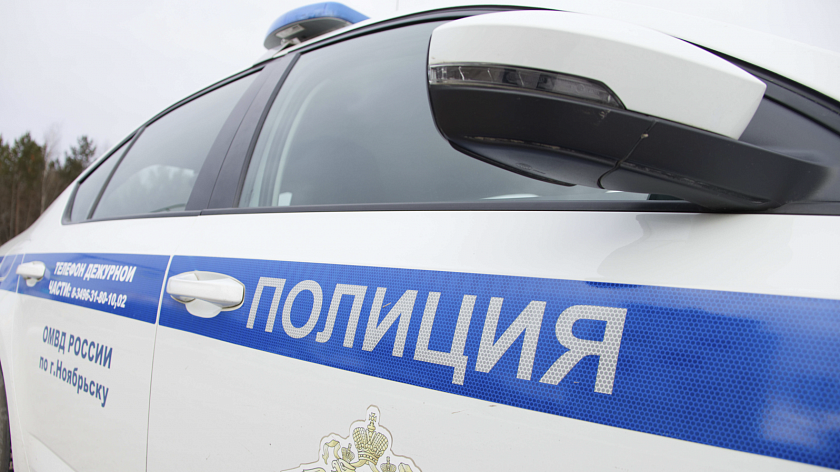 Под Тюменью самосвал снес надземный переход и полностью остановил движение грузовиков
