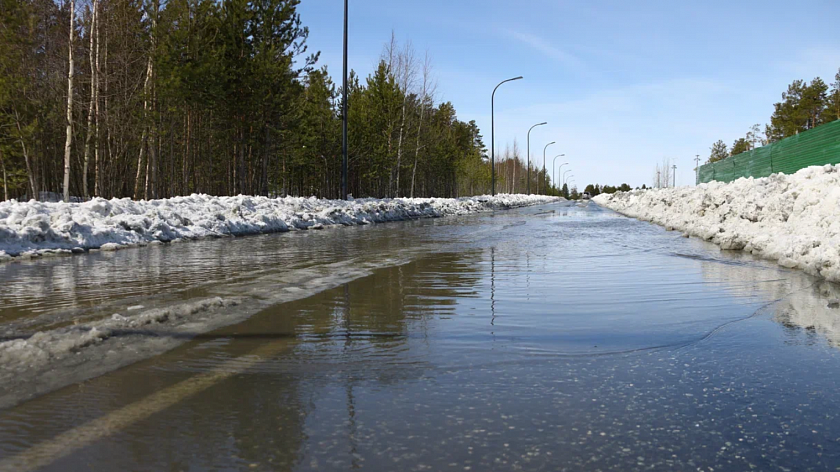 Ноябрьск тонет: улицы города ушли под воду из-за резкого таяния снега
