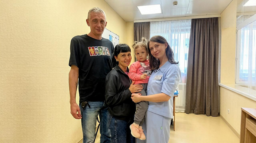 Тюменская семья поблагодарила врачей за помощь в рождении ребёнка с помощью ЭКО