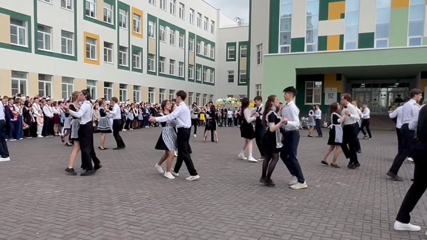 Тюменских школьников на последний звонок ждут грозы и кратковременные дожди