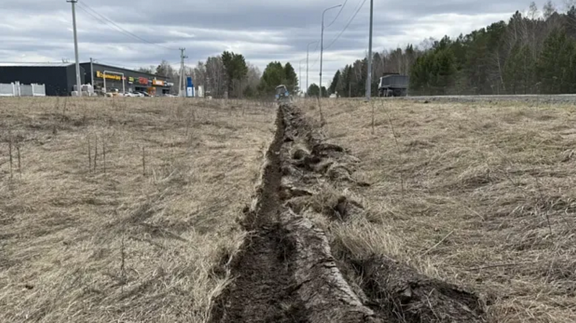 В Тюменской области вдоль дорог обустраивают противопожарные полосы