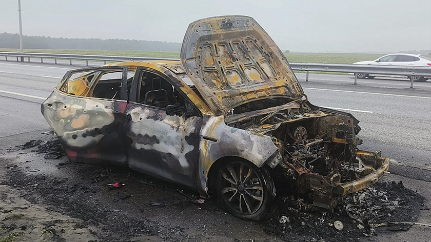 В Тюмени на Ямской загорелся автомобиль «Джак»