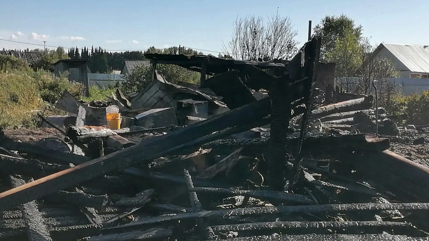 Пожар в Тобольском округе уничтожил дом и постройки на площади 105 квадратных метров
