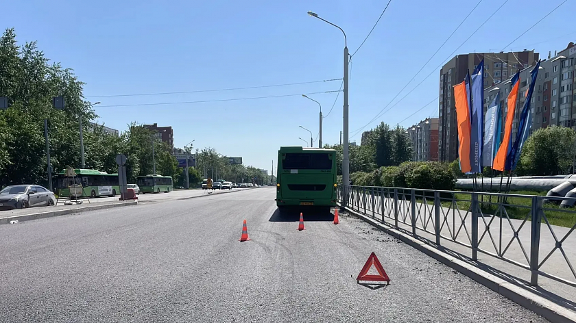 В Тюмени годовалый ребенок пострадал при падении коляски в автобусе