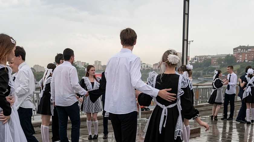 Выпускники Тюменской области станцевали вальс на набережной под проливным дождем